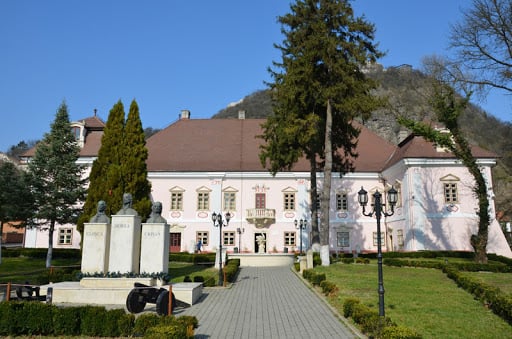 După statul paralel, acum vine și muzeul paralel