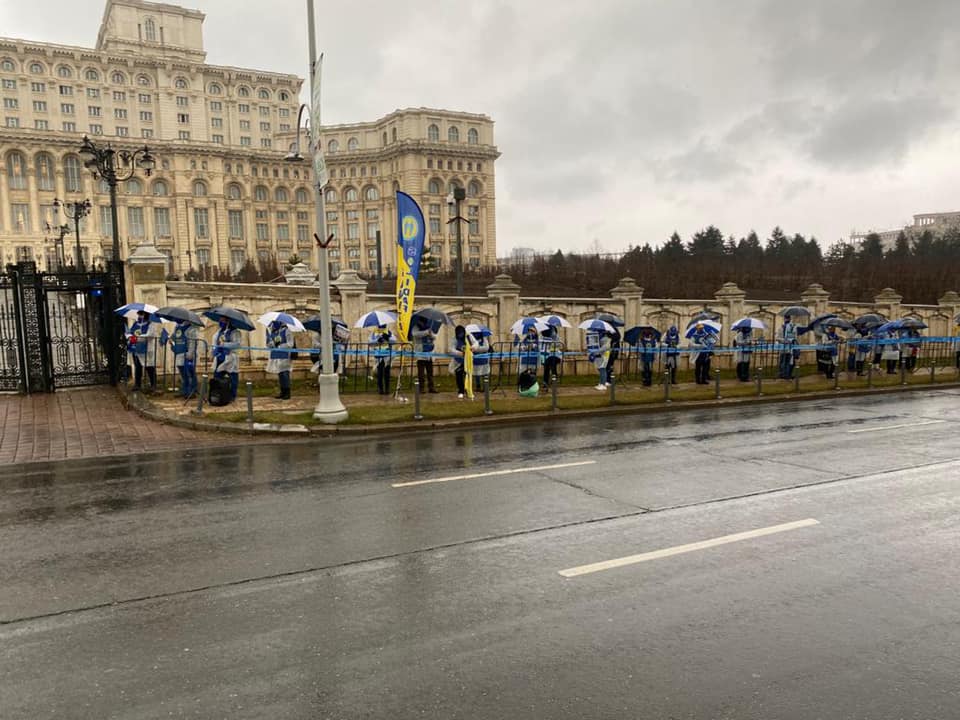 (VIDEO) Noi proteste, cu fumigene