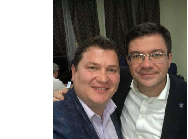 Chelnerița lui Avram bagă crocodili în ham