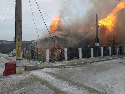 Şcoală cuprinsă de flăcări