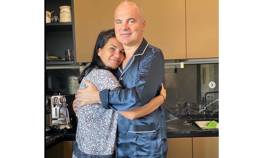 Politică în pijamale de mătase