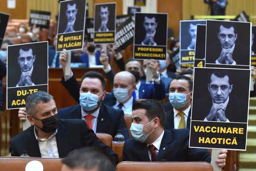 Niște nemernici la moțiune