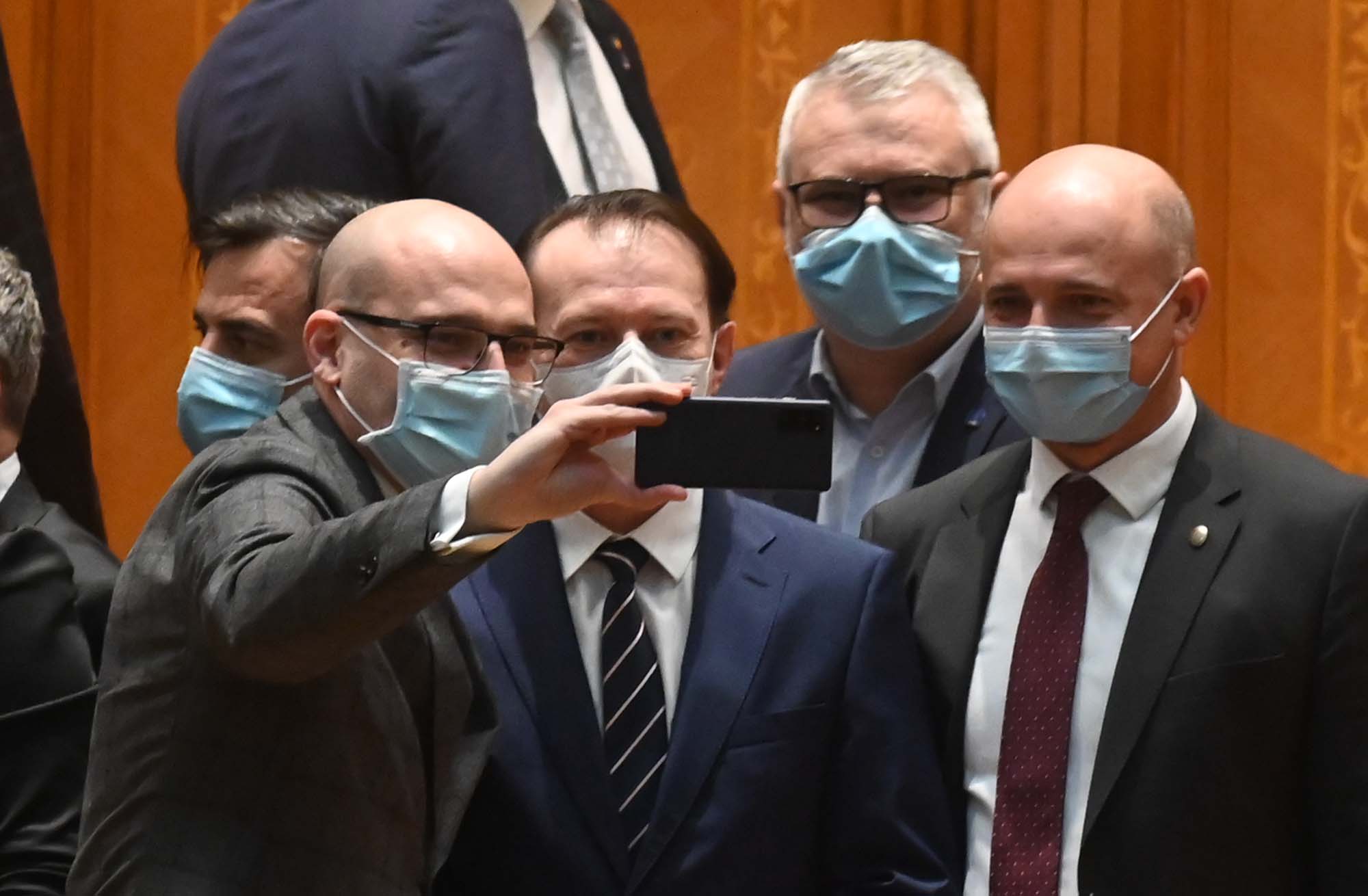 Cîțu culcă reforma dimineața și o scoală seara