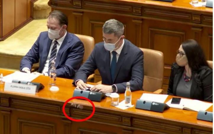 Alianță cu năbădăi: Lui Rareș Bogdan îi pute Barna, lui Ungureanu – Rareș Bogdan