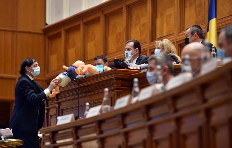 Scandal cu păpuși în Parlament la dezbaterea bugetului