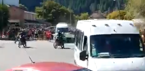 (VIDEO) Preşedintele, atacat de mulţimea furioasă