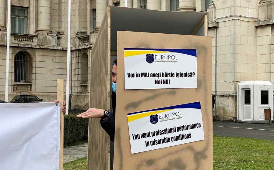 Protest cu WC-uri la MAI