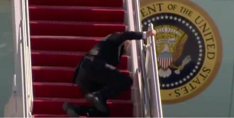 (VIDEO) Biden a căzut pe scările avionului