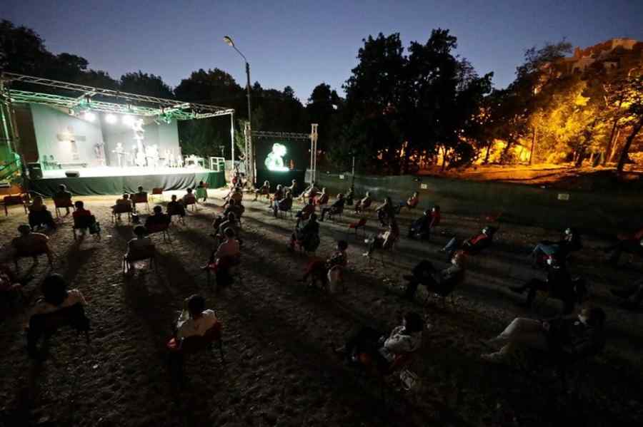 Pandemia influențează scenariile de teatru