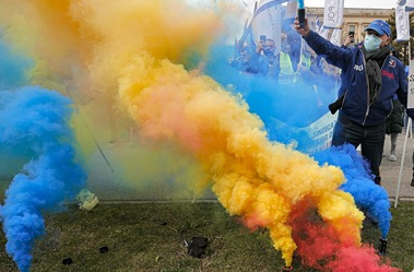 Fumigenele polițiștilor noștri, în presa străină
