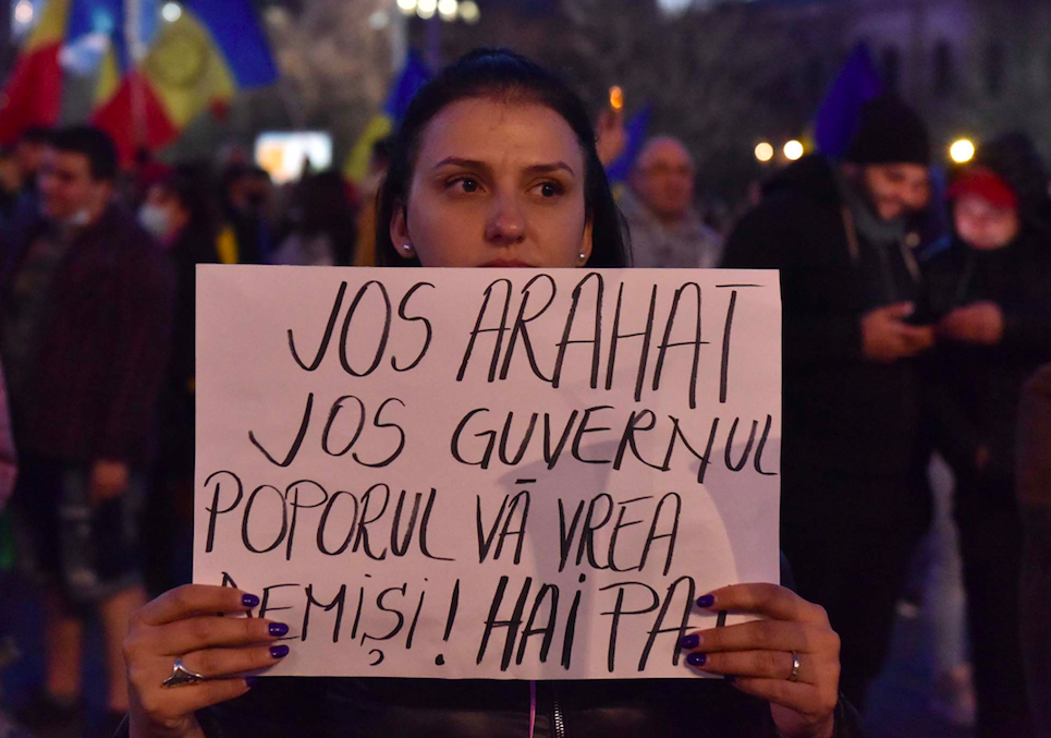 (FOTO/VIDEO) Confruntări la proteste: Pietre, sticle și gaze lacrimogene