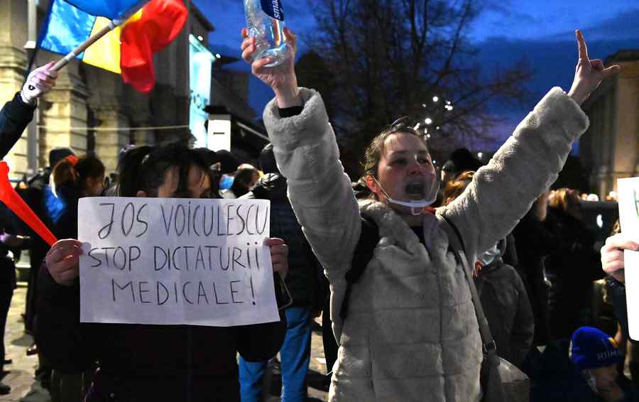 (GALERIE FOTO ȘI VIDEO) A treia noapte de proteste, cu „vizită” la Cotroceni