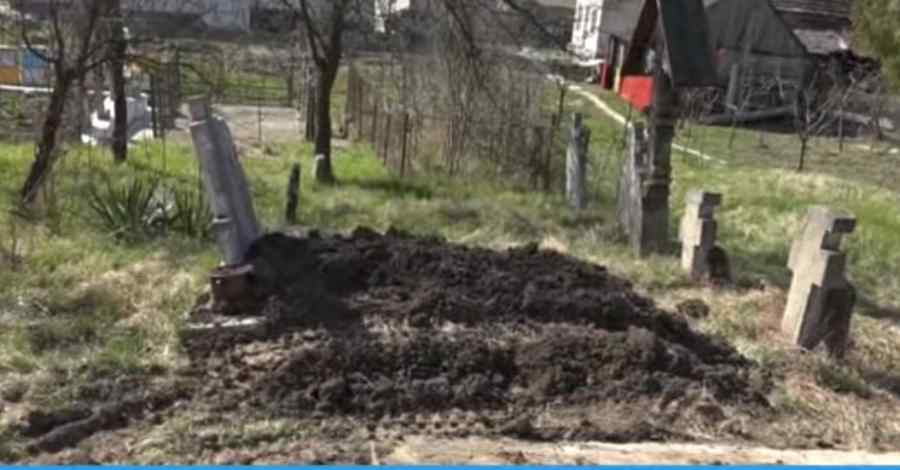 Români îngropați ca borfașii. Arafat: Ilogic