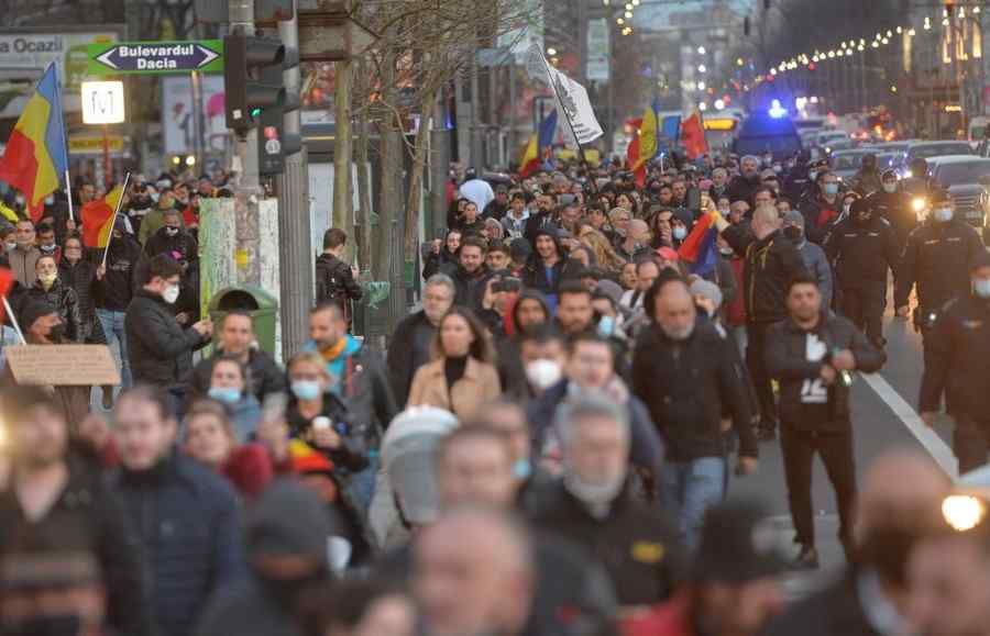 Klaus Iohannis și ai lui sacrifică imaginea României de frica protestelor