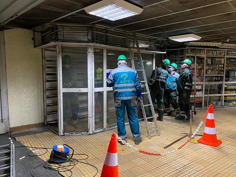 (GALERIE FOTO/VIDEO) A început demolarea spaţiilor comerciale de la metrou