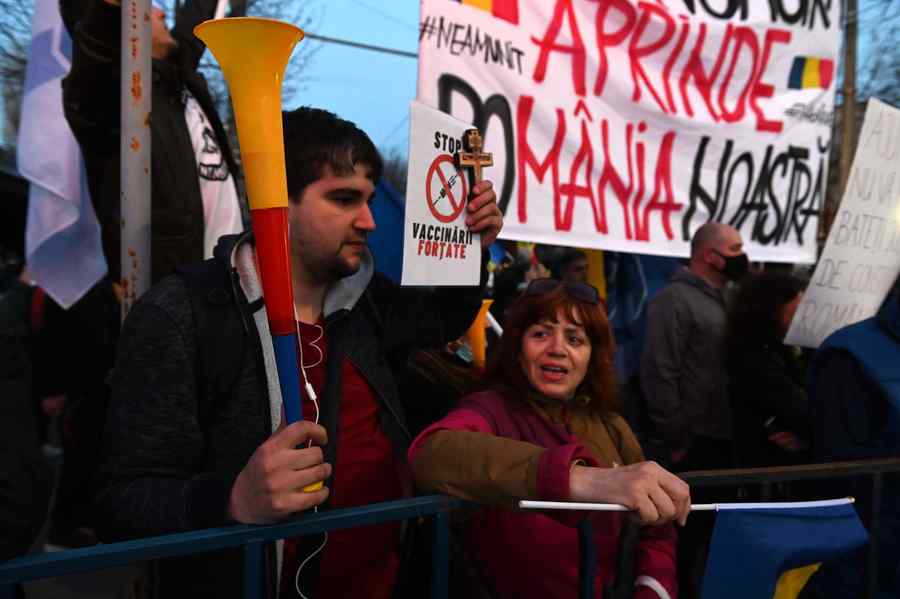 Când încălcarea Constituţiei e raţiune de stat