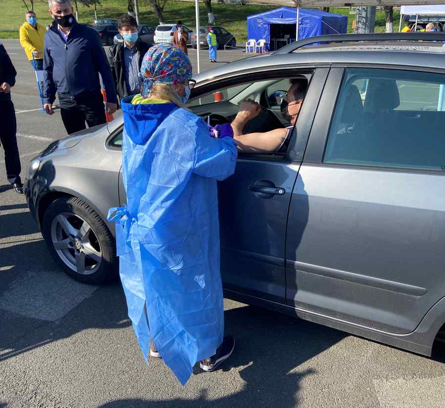 (FOTO) La Deva, vaccinare direct din mașină