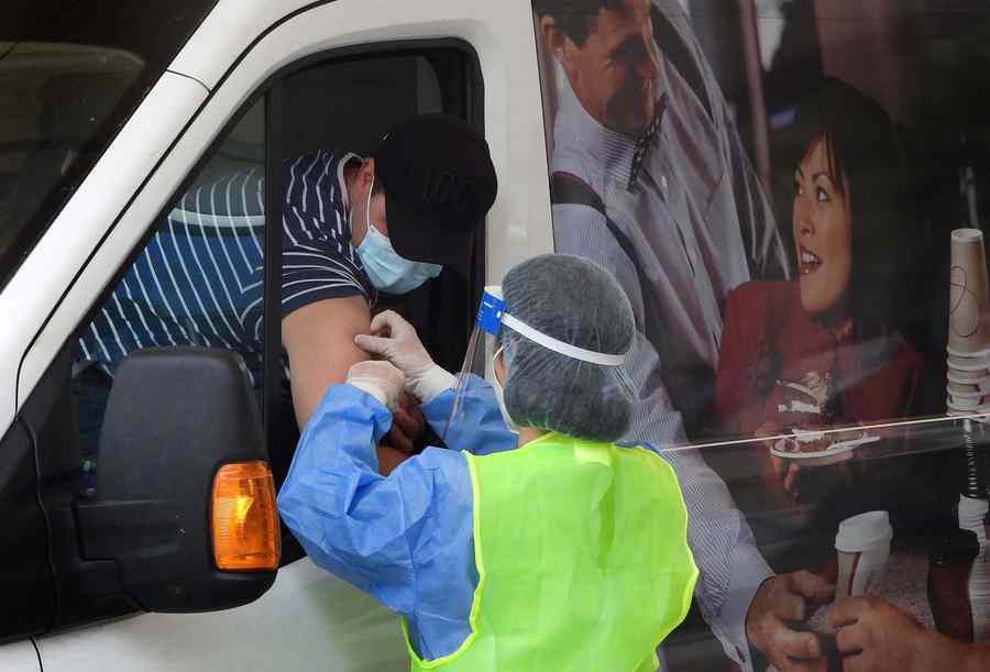 (GALERIE FOTO) Imagini de la centrul de vaccinare drive-thru din Piața Constituției