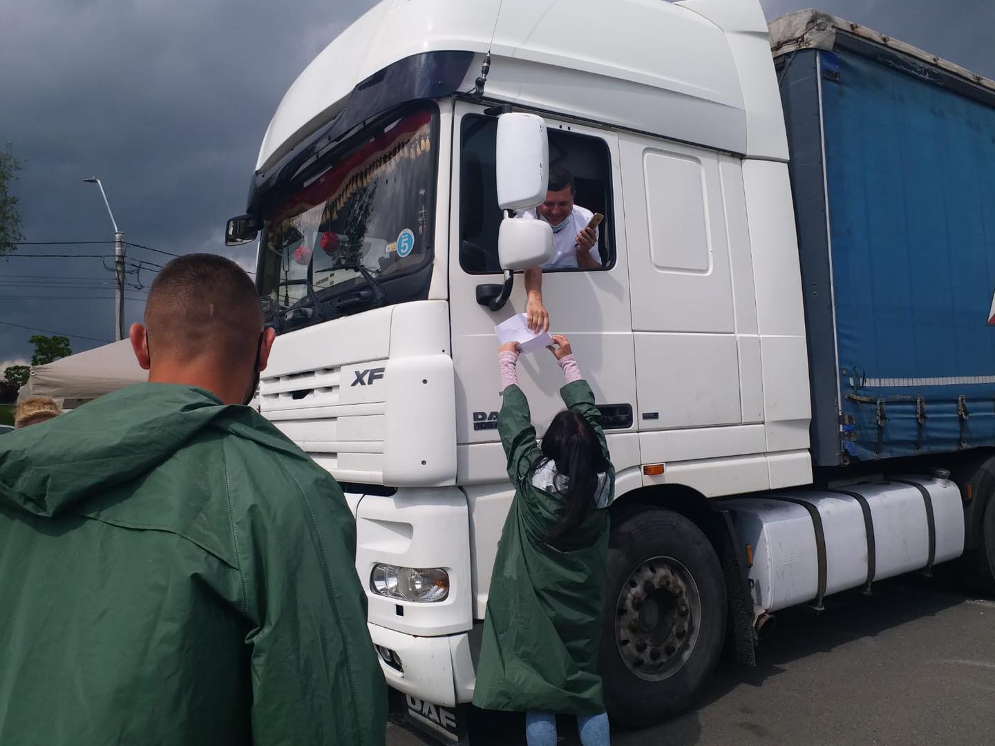 VIRAL Ce nu face românul când e îndrăgostit de vaccin!