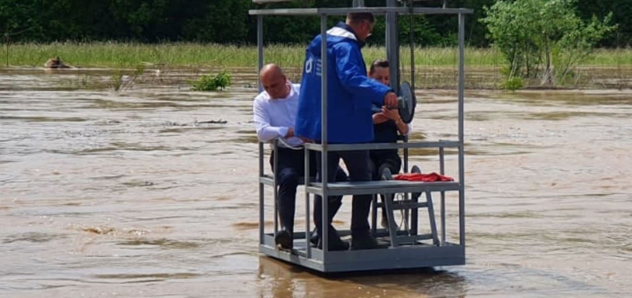 Prefectul de Bihor, un pașă peste ape