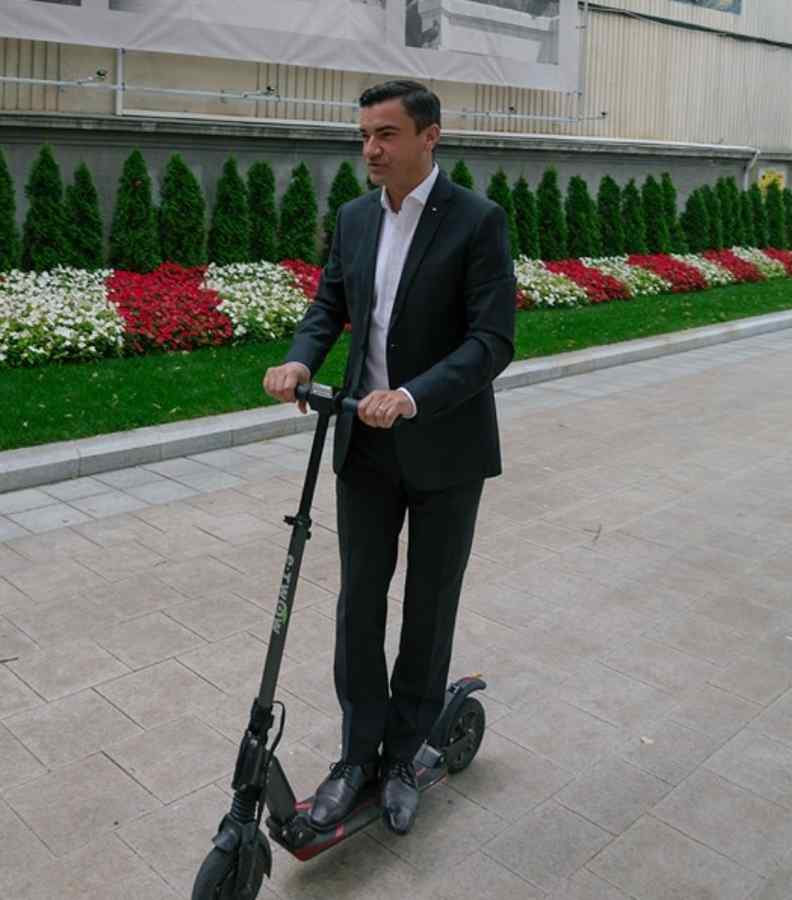 Primarul Chirica i-a cumpărat băiețelului său, de 1 iunie, un bloc și o fabrică de bomboane