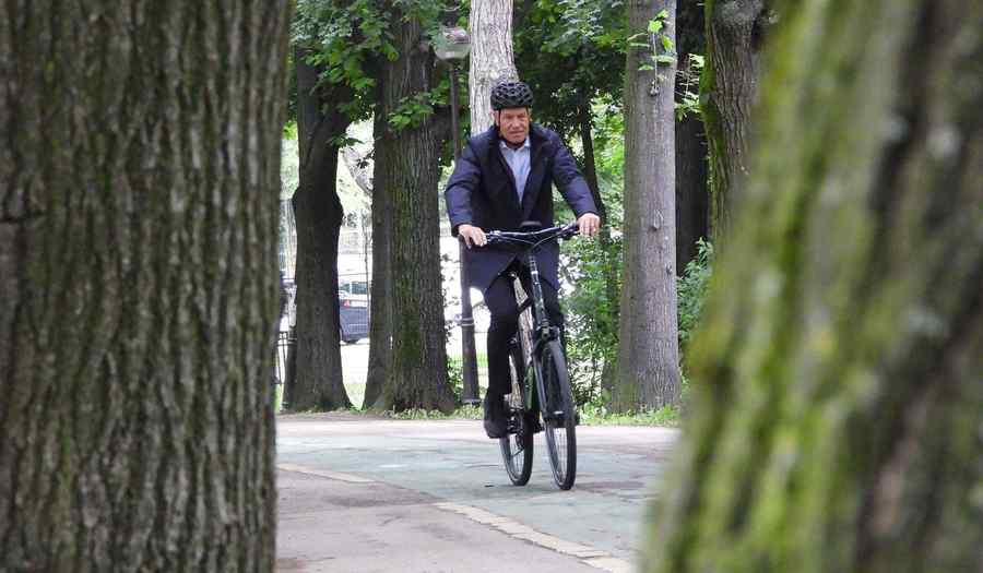 (GALERIE FOTO) Iohannis și Nicușor Dan, pe două roți: „Mi-e frică”