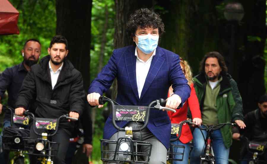 Nicușor Dan a mers pe mâna femeilor