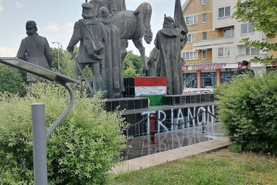 Făptașii prinși – Steagul Ungariei, vopsit pe statuia lui Mihai Viteazul din Sf. Gheorghe