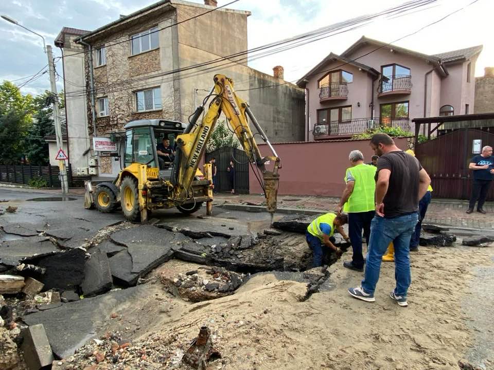 O stradă din Craiova s-a prăbușit din cauza ploilor