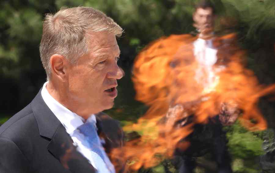 Conducerea țării depune coroane