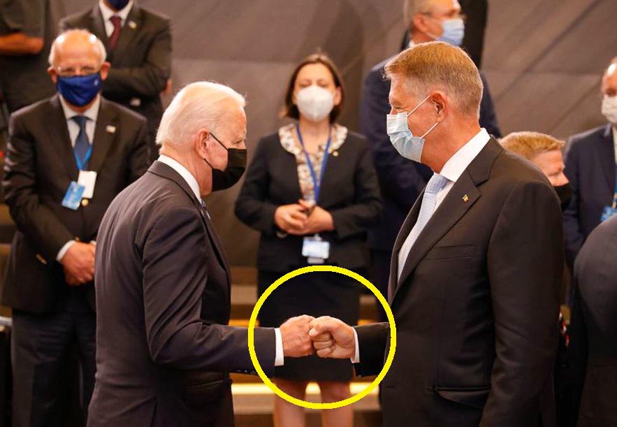 Iohannis a fost la summit-ul NATO să se laude că a dat „pumnul” cu Biden?