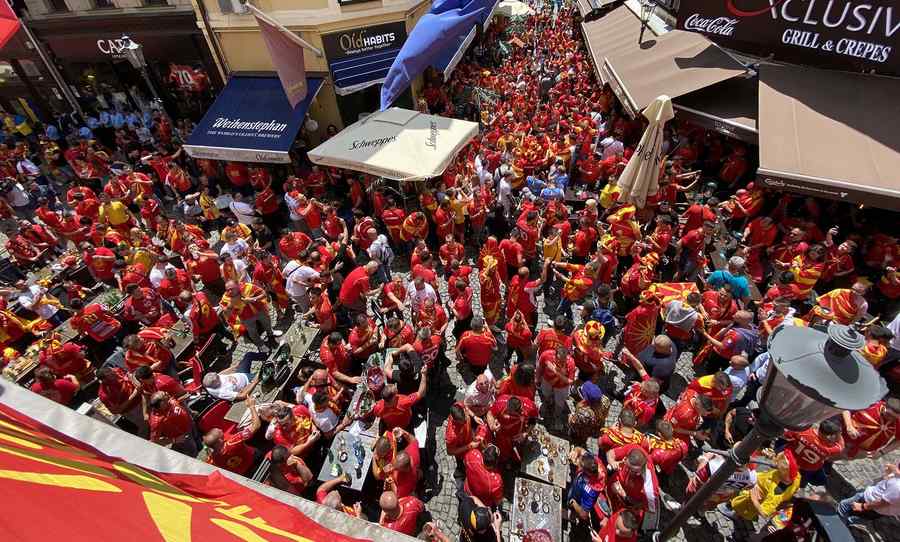 (GALERIE FOTO) Invazia suporterilor în Centrul Vechi