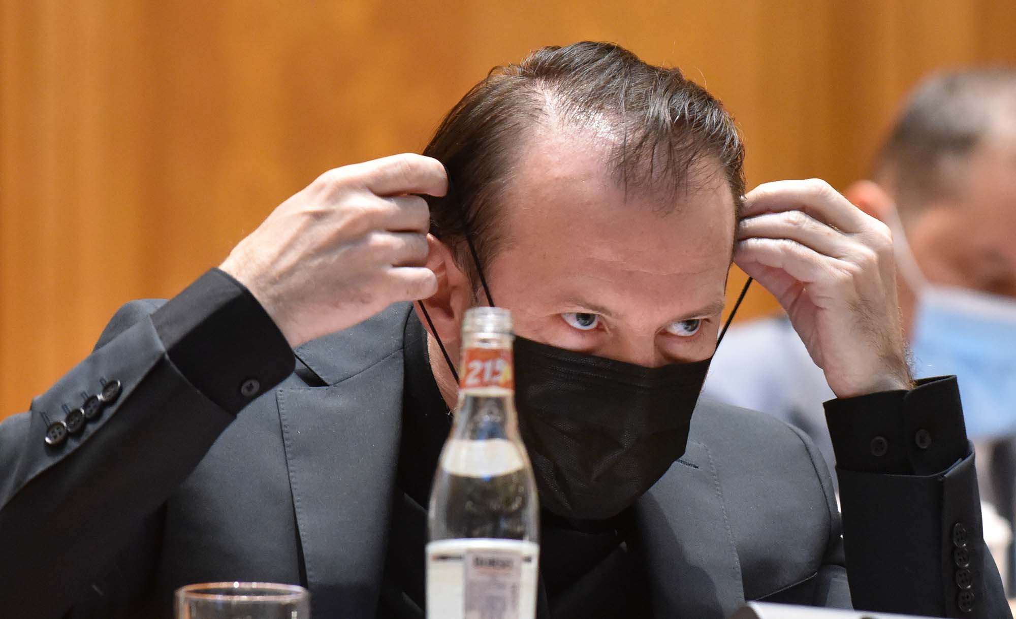 Opoziția strigă: „Criminali!”