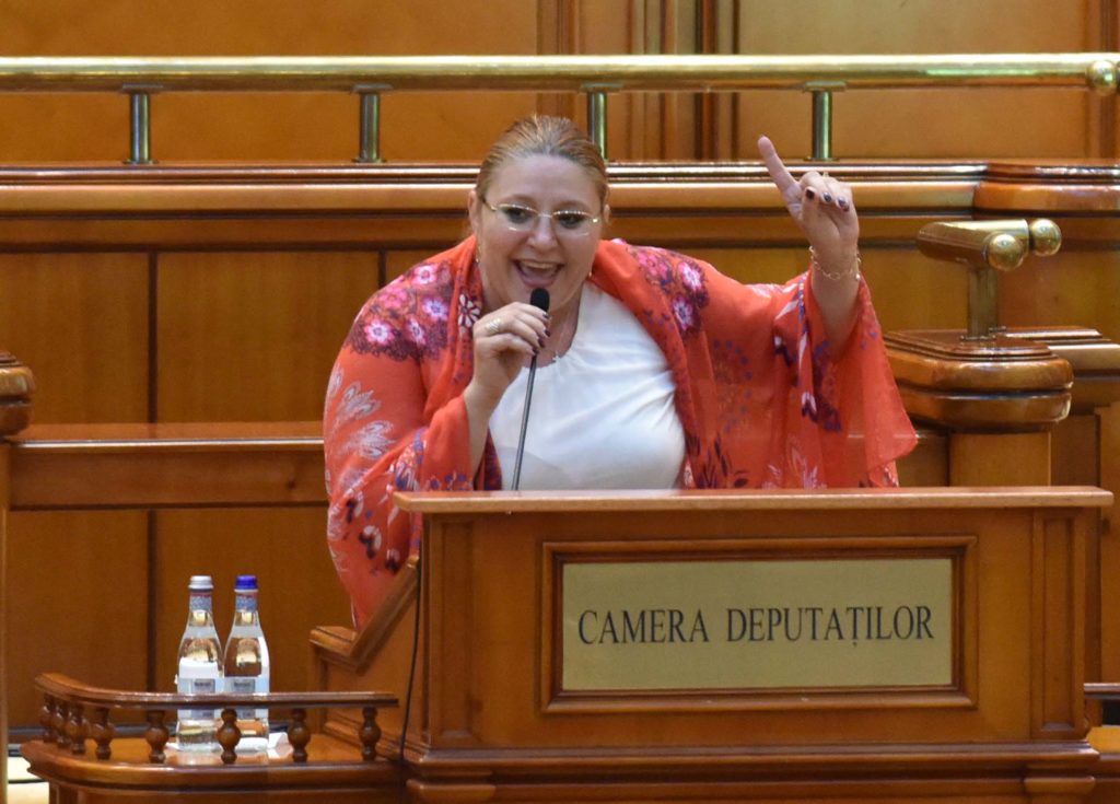 Între extremism și prostocrație