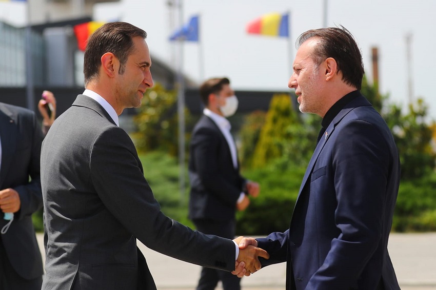 Se îngroașă gluma în politică