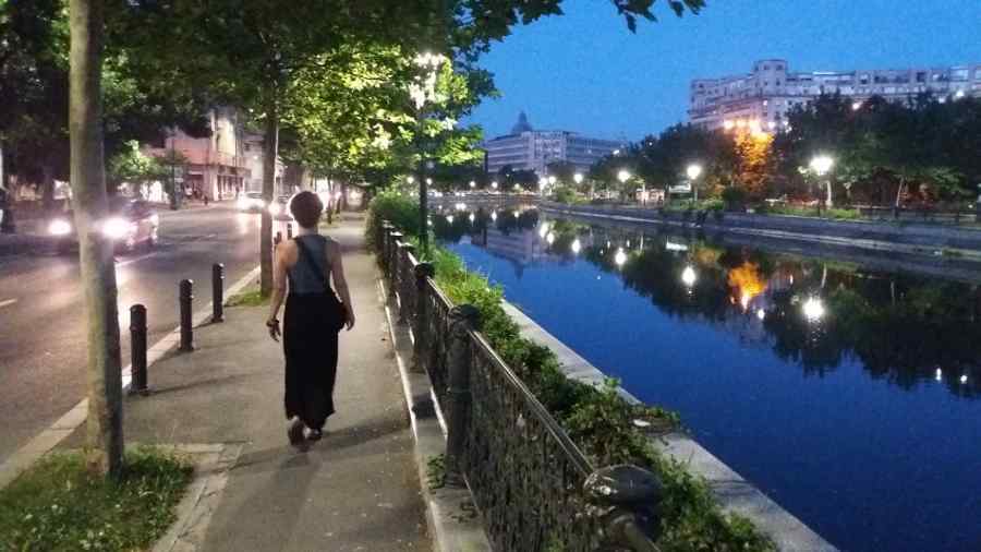 Plimbare de seară pe cheiul Dâmboviței – SF politic