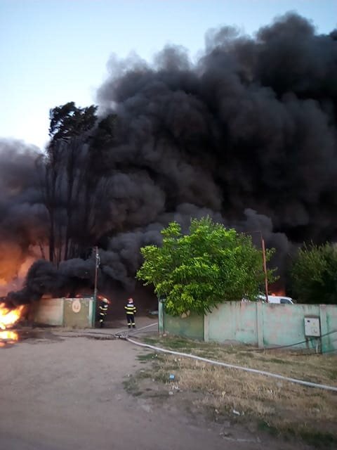 Incendiu de proporții la un depozit de deşeuri plastice