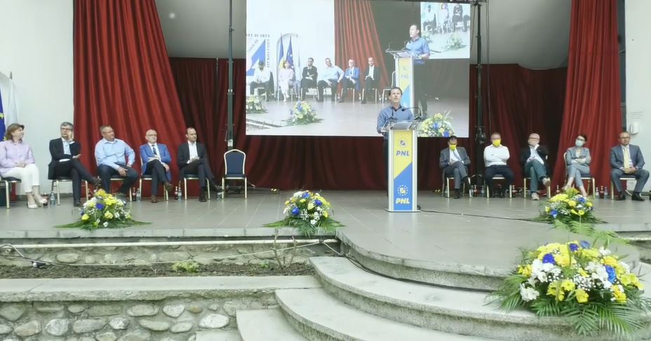 Florin Cîțu uită de la mână pân-la gură