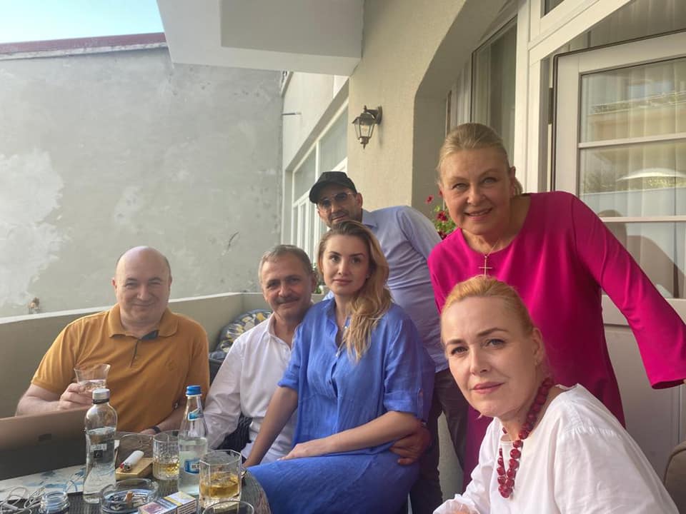 Fotografie de colecție: Dragnea, cu trei blonde!