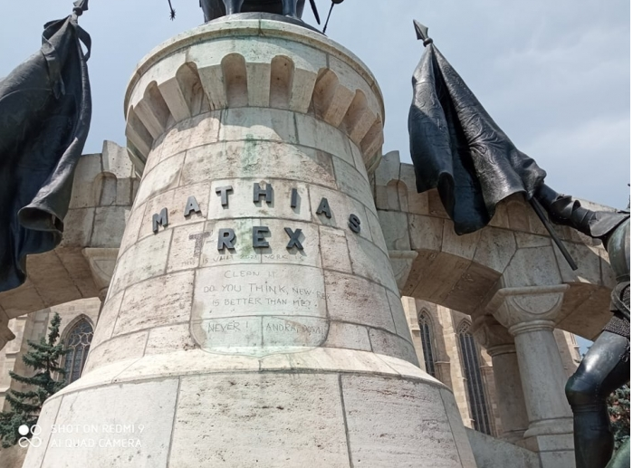 (FOTO) Vandalizarea statuii lui Matei Corvin