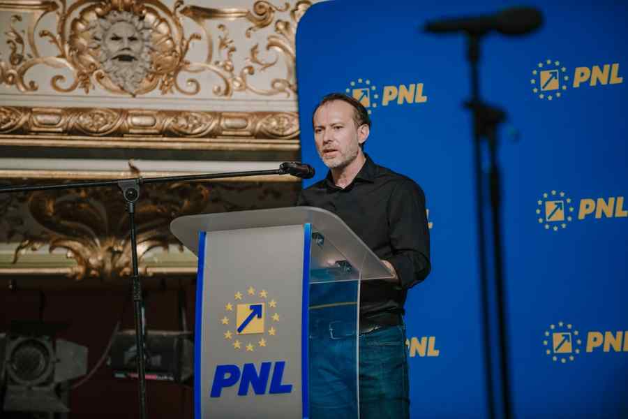 Florin Cîțu trage cu dinții de ambele funcții