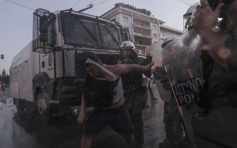 Grecia și Franța: Revolte violente contra vaccinării obligatorii