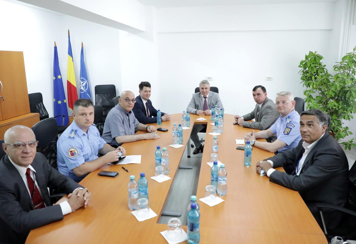 (FOTO) Ministrul de Interne, fără mască în interior