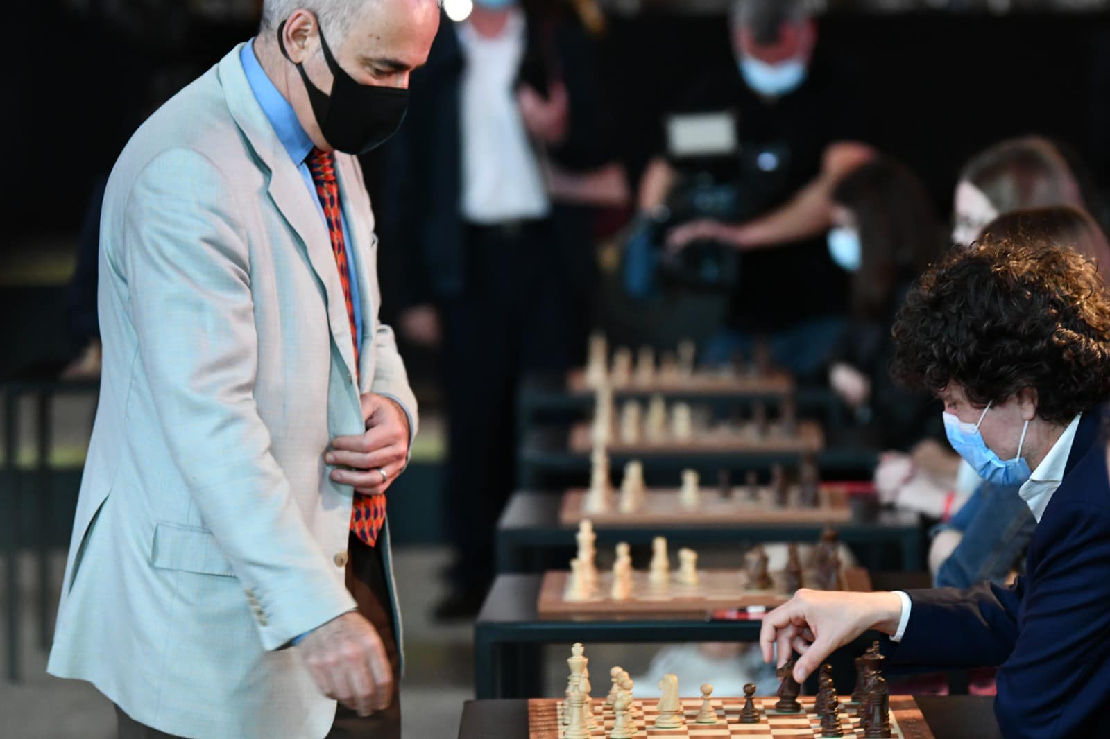 Fantomaticul și bezmeticul Nicușor Dan