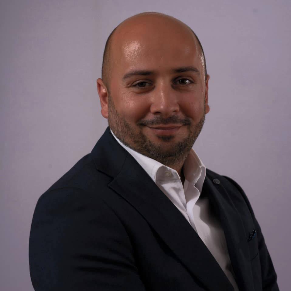 Prefectul de Timiș îl ține în brațe de Dominic Fritz