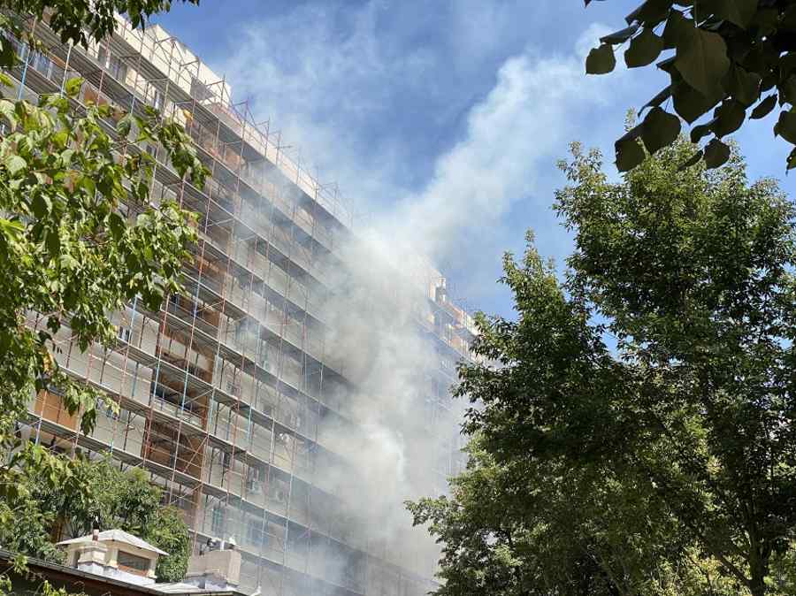(GALERIE FOTO) Incendiu la un bloc în reabilitare