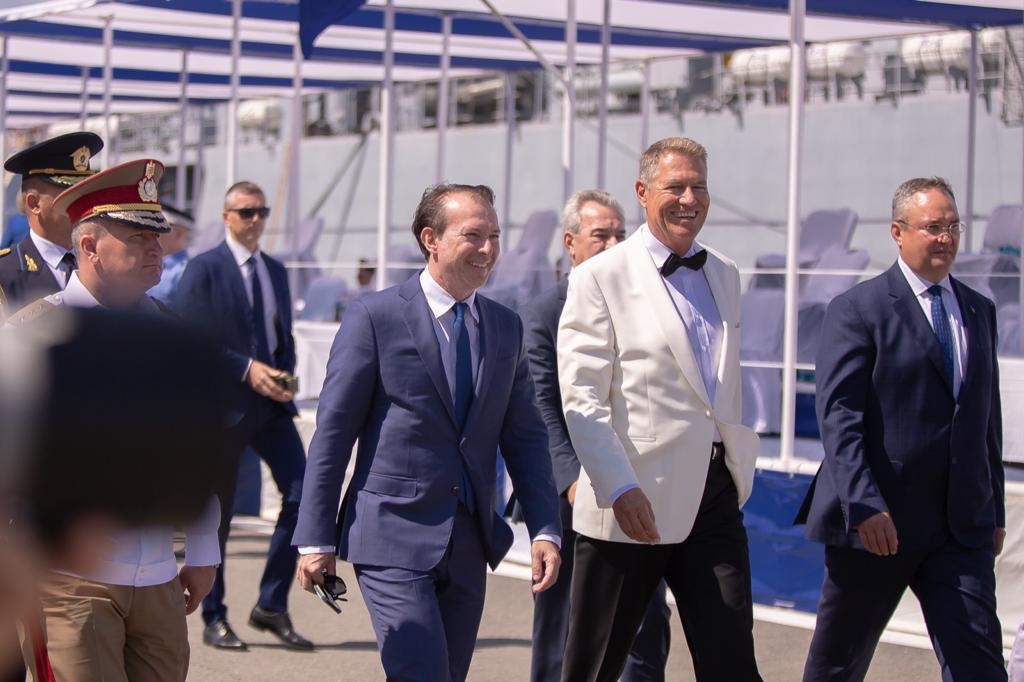 Te joci cu fantasmele politice ale omului?