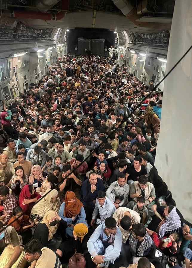 Fotografia momentului: Afganii disperați, transportați ca oile