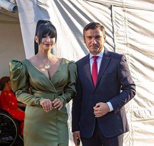 Duamna ambalată în draperie și primarul fără perdea