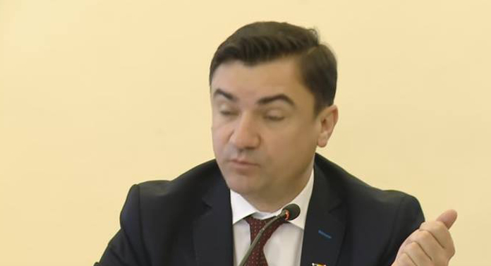 La Chirica-n primărie se face manelărie